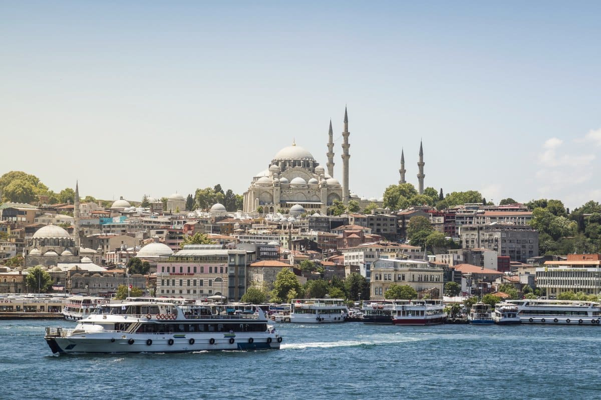 Navigating Istanbul\'s Ferries: A Scenic Route Across the Bosphorus